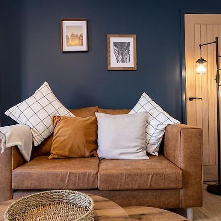 Railway House - Central Warrington - Sleeps 6 Buitenkant foto