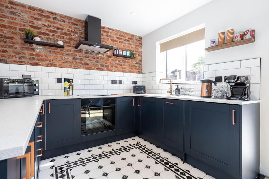 Railway House - Central Warrington - Sleeps 6 Buitenkant foto