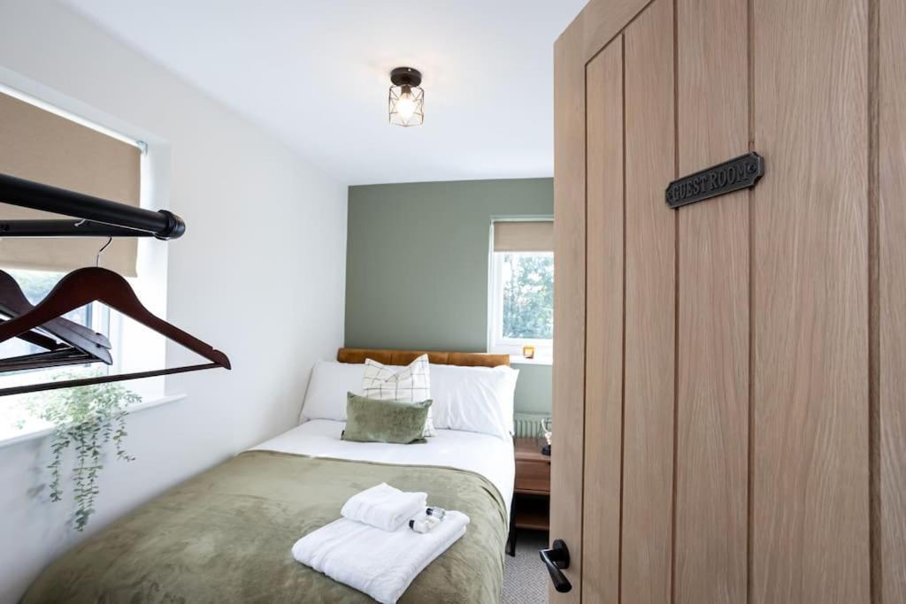 Railway House - Central Warrington - Sleeps 6 Buitenkant foto