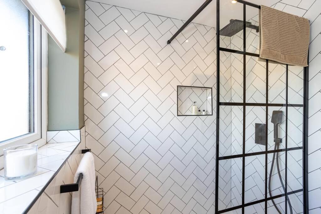 Railway House - Central Warrington - Sleeps 6 Buitenkant foto