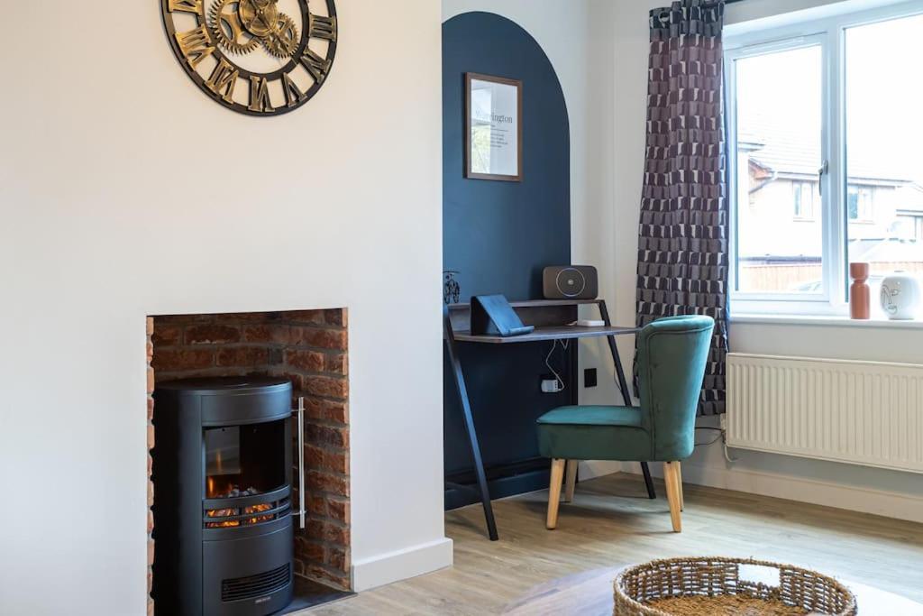 Railway House - Central Warrington - Sleeps 6 Buitenkant foto