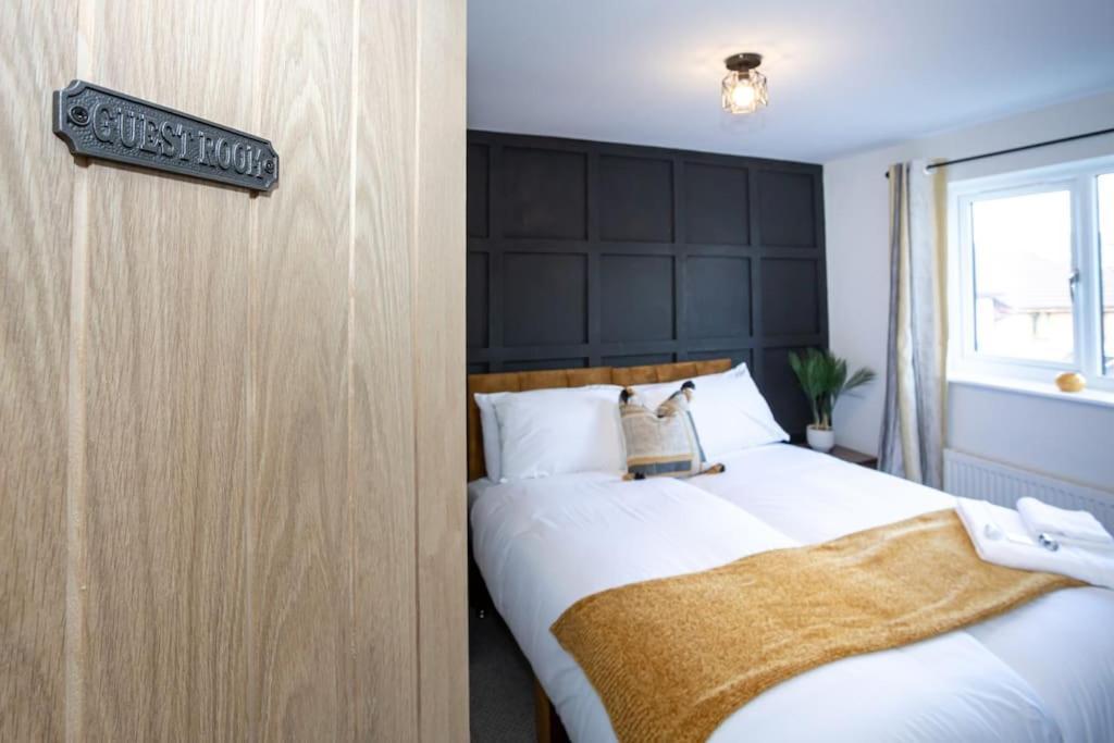 Railway House - Central Warrington - Sleeps 6 Buitenkant foto