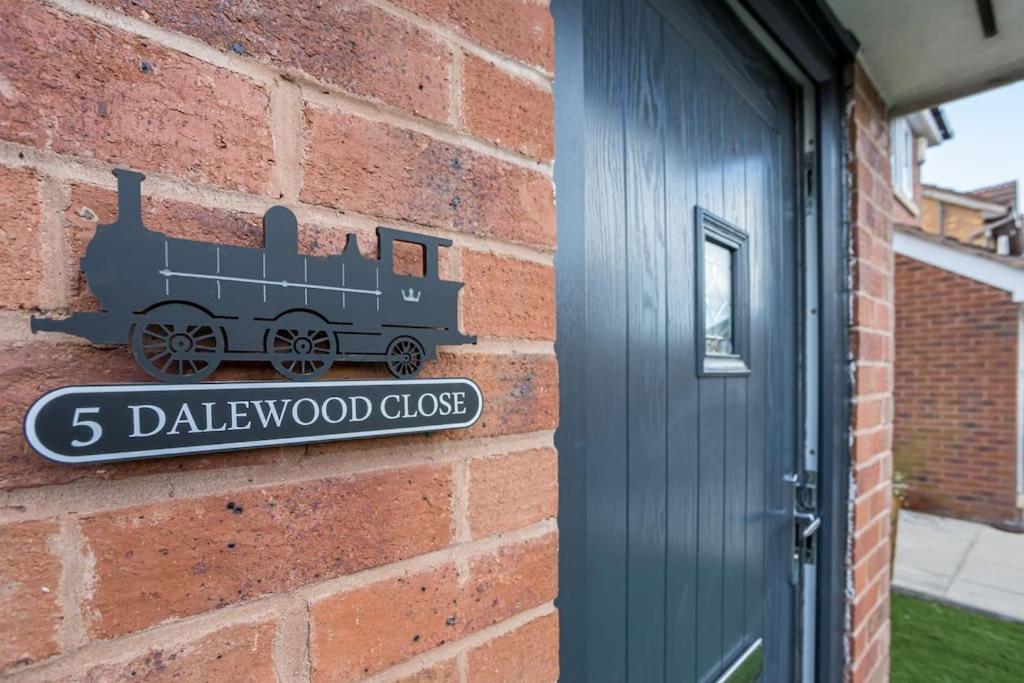 Railway House - Central Warrington - Sleeps 6 Buitenkant foto