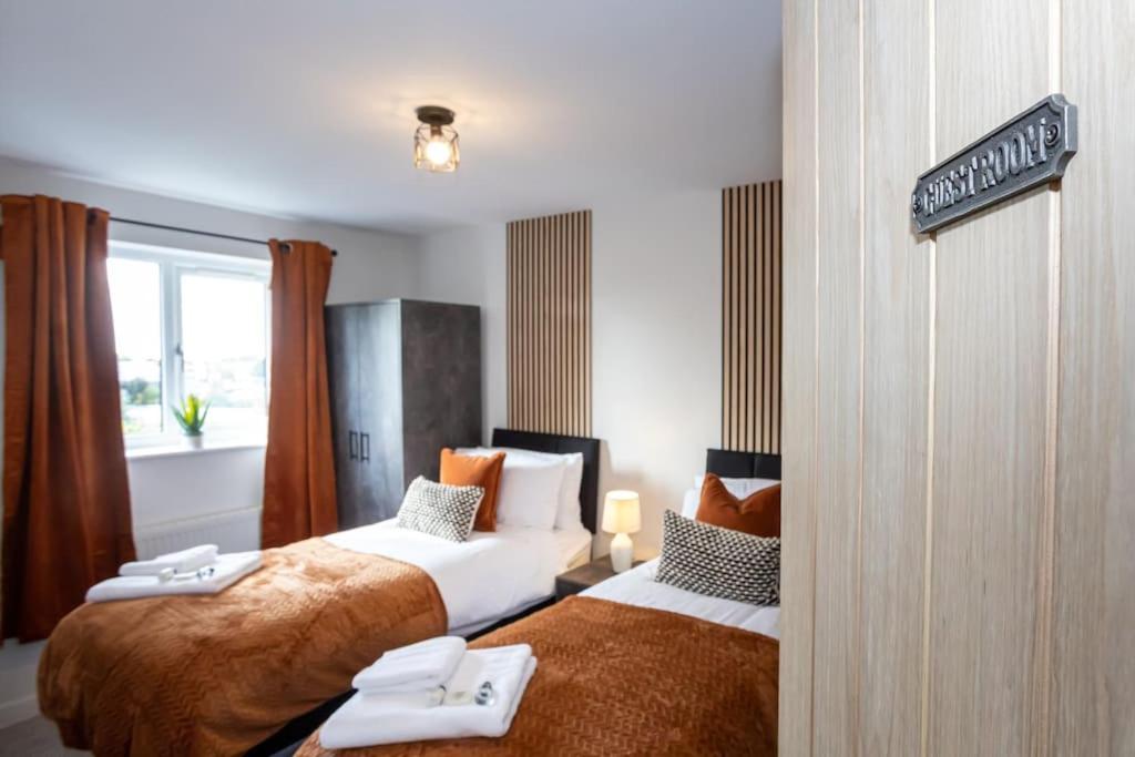 Railway House - Central Warrington - Sleeps 6 Buitenkant foto