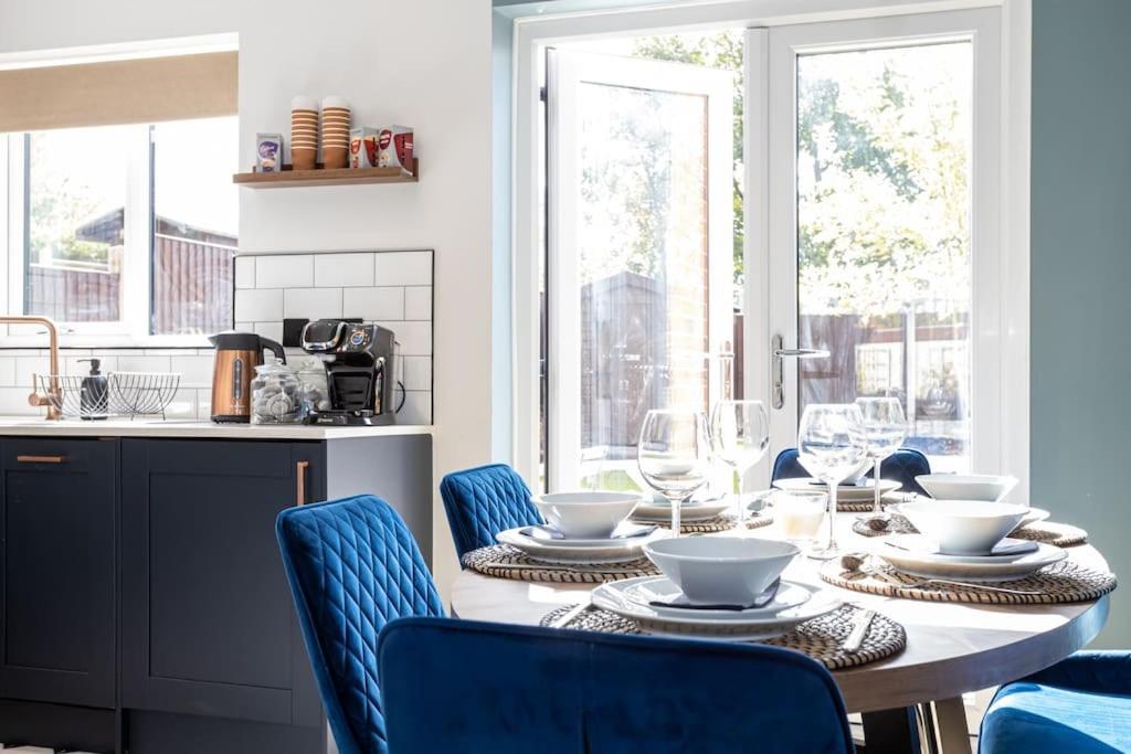 Railway House - Central Warrington - Sleeps 6 Buitenkant foto