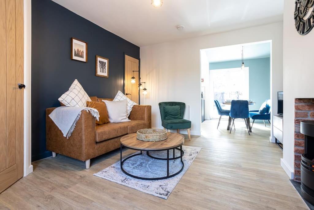 Railway House - Central Warrington - Sleeps 6 Buitenkant foto