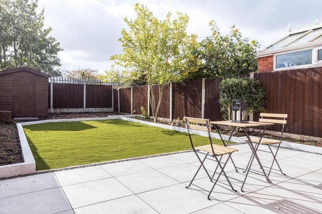 Railway House - Central Warrington - Sleeps 6 Buitenkant foto