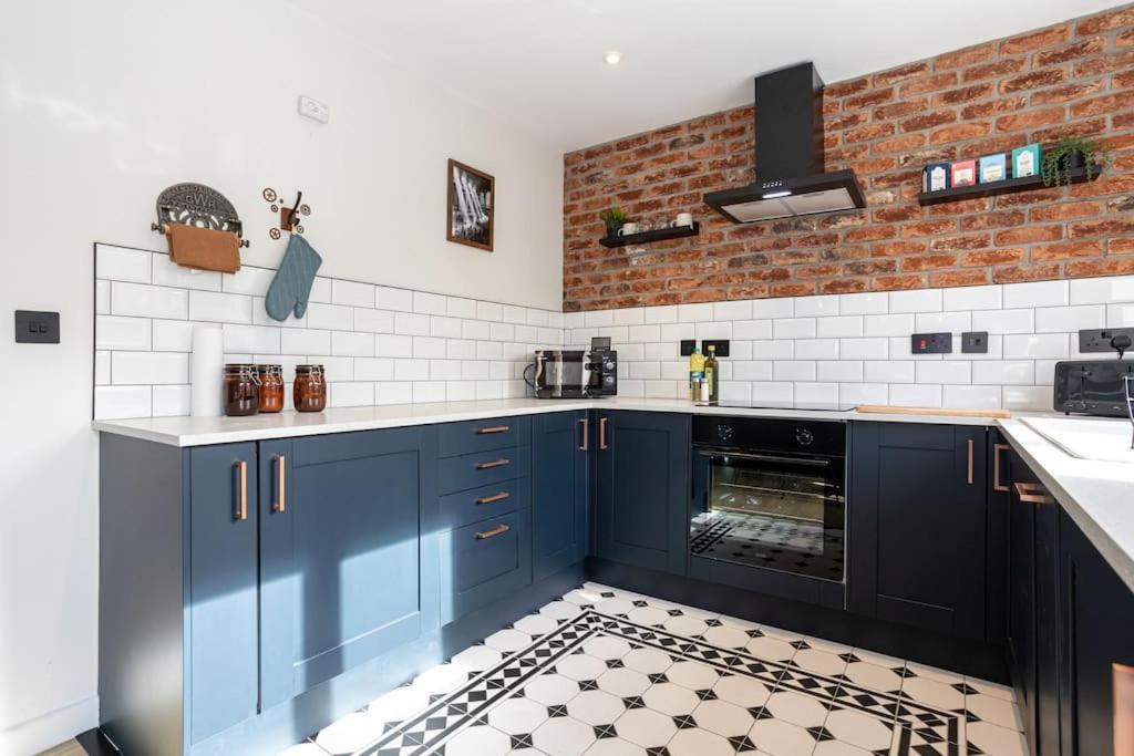 Railway House - Central Warrington - Sleeps 6 Buitenkant foto