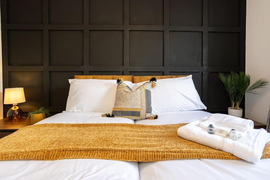 Railway House - Central Warrington - Sleeps 6 Buitenkant foto