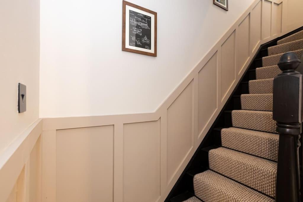 Railway House - Central Warrington - Sleeps 6 Buitenkant foto