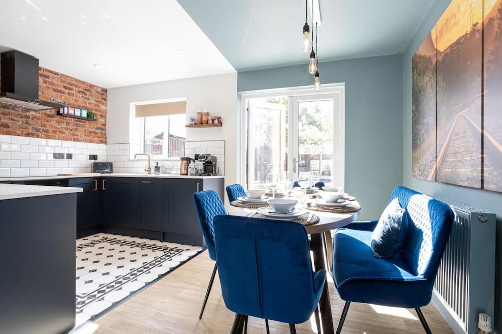 Railway House - Central Warrington - Sleeps 6 Buitenkant foto