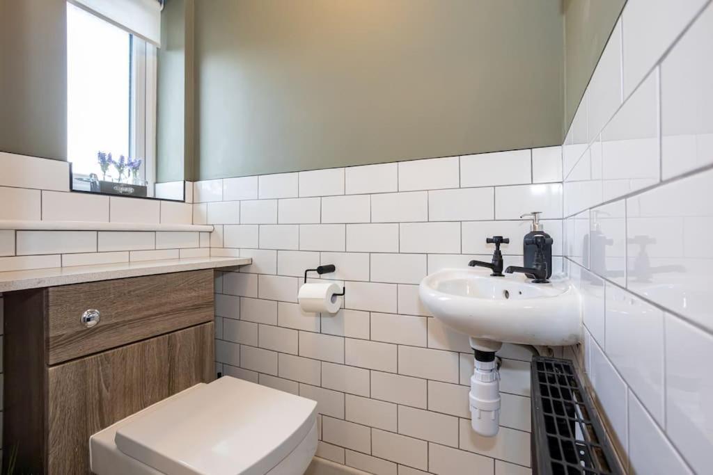 Railway House - Central Warrington - Sleeps 6 Buitenkant foto