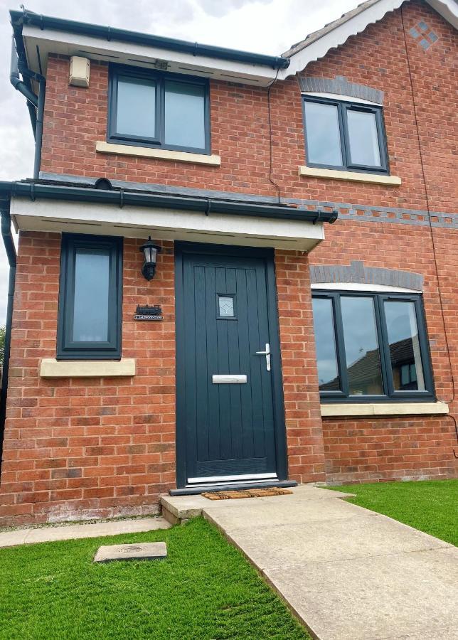 Railway House - Central Warrington - Sleeps 6 Buitenkant foto